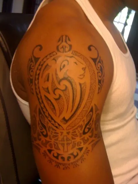 Alex - Lion shoulder