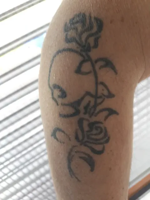 Luca - skull and roses