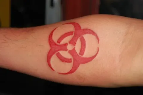 Red - Tribalt riquetra