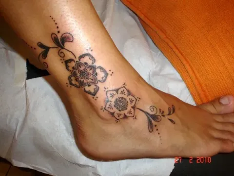 Sidnei - Mehndi flowers