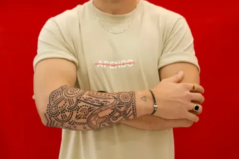 Thijs - Aboriginal sleeve